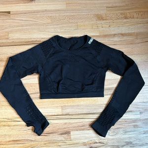 NWOT Gymshark black crop top women’s size small with thumb holes